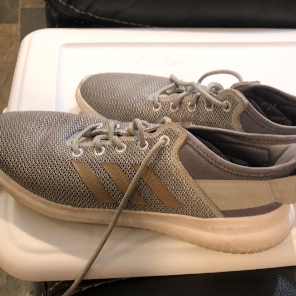 Woman’s Adidas tennis shoes size 10